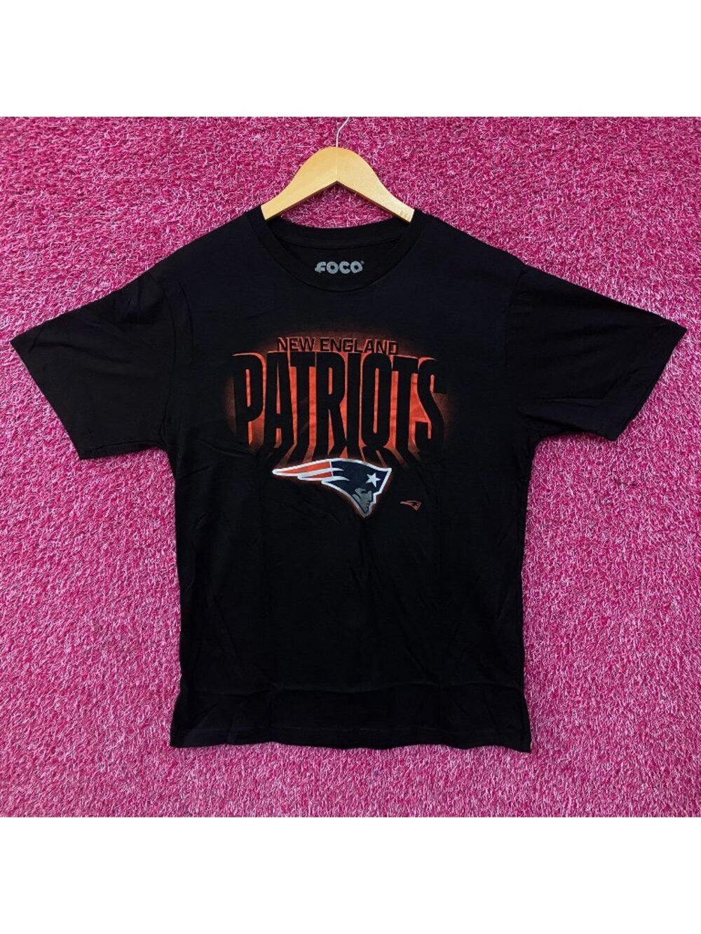 FOCO New England Patriots Team Logo Graphic T-Shirt Medium